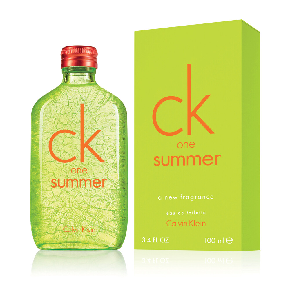 CK One推出2012夏季以“Summer 沁凉夏日”为主题的全新香水，以清新冰凉的蓝薄荷、小黄瓜和水莲花为香氛主调。而瓶身的设计则是采用了特殊的爆裂纹设计，搭配热力十足的荧光色，让人更加期盼夏日欢乐时光的到来。