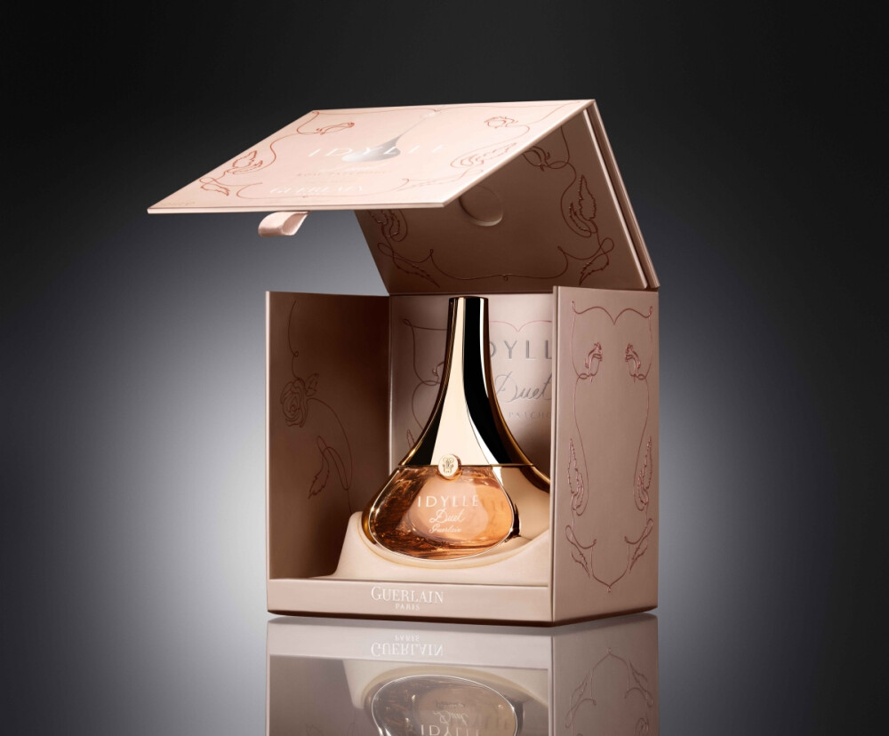 娇兰爱朵 (Guerlain Idylle) Duet限量版淡香精，香氛如丝绒般矜贵，一面是木香玫瑰，另一面是花梨木。瓶子精致，线条纤长。截然不同的包装盒以更富戏剧感的新艺术风格为设计主调，展示香氛背后传统。