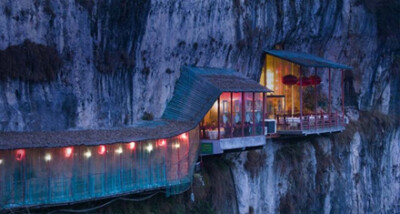 【悬崖上的餐厅】位于湖北宜昌南津关三游洞的放翁酒家