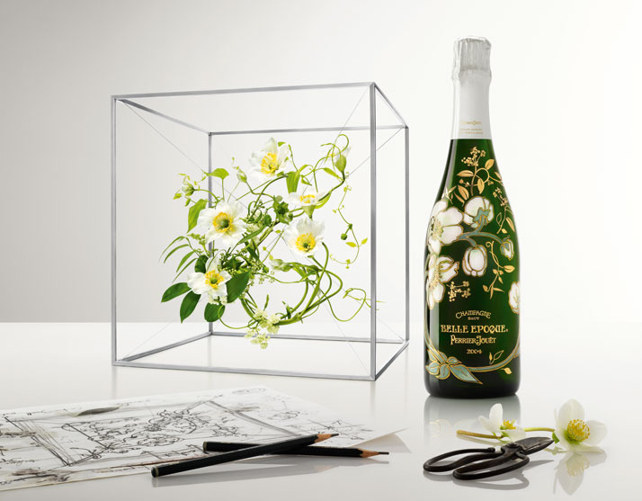 日本花艺师Makoto Azuma对由玻璃大师所设计的 Perrier-Jouët’s Belle Époque 瓶的重新阐释