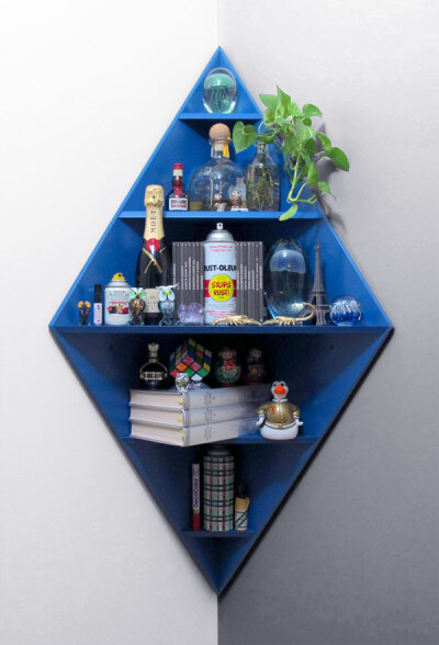 设计师Matt W. Moore设计的钻石墙角搁架（Diamond Corner Shelf）。