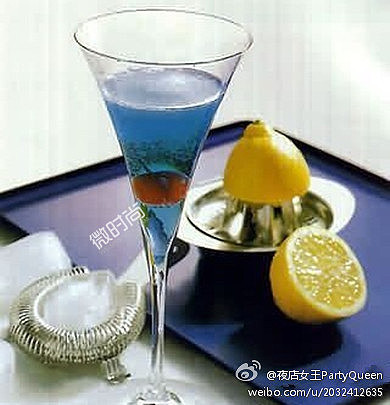 鸡尾酒#蓝色香槟#特别适合下班后的轻松心情。 特点：色泽高贵 一杯饮料所需的材料： 中型冰块8块、新鲜柠檬汁5毫升（2茶匙）、蓝橙皮酒（Blue Curacao）20毫升、伏特加20毫升、甜柠檬糖浆20毫升、冰凉的香槟酒 装饰…