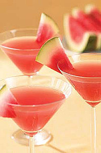 Watermelon Martini 【材料】伏特加1.5份、西番莲利口酒0.5份（Passoa）曼越橘汁1ml西瓜4大块柠檬角1份【制法】把青柠角汁挤入摇酒器加入一些冰块和其他配料用力摇匀过滤两次后倒入冰镇马提尼杯中，用西瓜装饰。