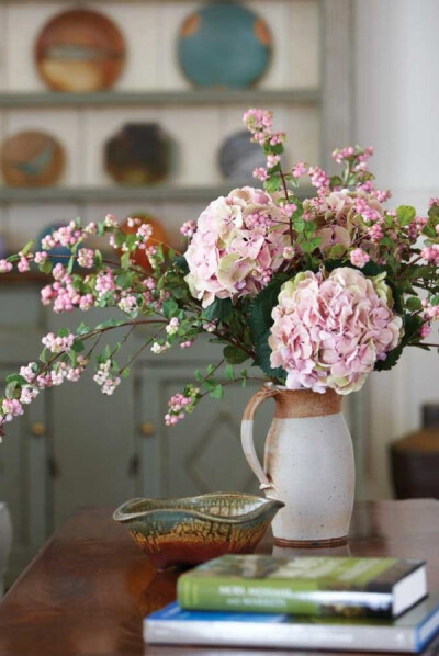 家中放置一些美丽的花瓶摆件，就会给家增添一份清新的气息。@猫咪疯了