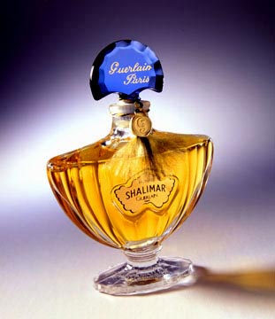  shalimar是香水世家娇兰（guerlain）的著名香水，中译名为一千零一夜。 传说印度大帝沙杰罕极宠爱他的妃泰姬，这位在他的王国里呼风唤雨的帝王，依然如世间任何平凡男子般 ，竭尽所能地，希望博得美人儿欢…