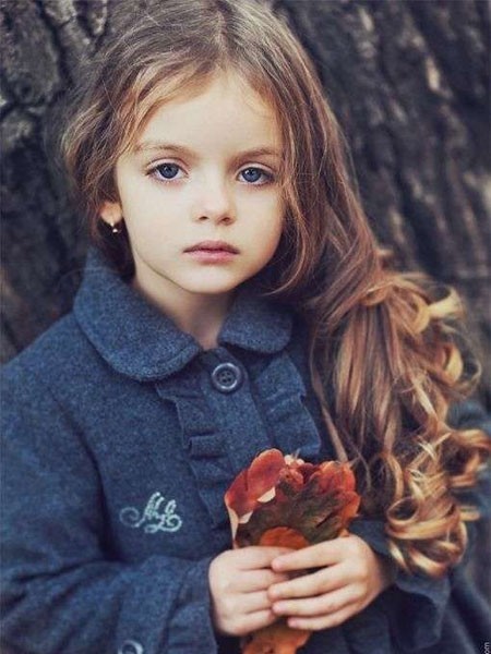 网络上爆红的小模特米兰-库尔尼科娃，拥有粉嫩的皮肤，蓝绿色的双眸，加之以天真可爱的表情，潮到爆的发型，张张都被萌到！难怪有网友惊呼“宝贝，你长大了肯定是个妖精。”