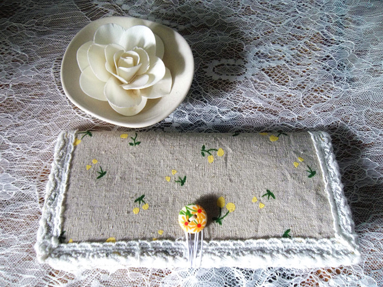 【樱桃的伊甸园】原创长款钱包 》》 给我八月的晨风和夏末的橄榄绿，再用樱桃味的柠檬色涂出伊甸园之舞。 双眼微微张一道视线，荡漾出不远处的白莲如雾， 你窥到里面的秘密，合上按钮藏起这一季心事。 来来来，我们与樱桃狂欢共舞。