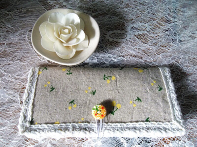 【樱桃的伊甸园】原创长款钱包 》》 给我八月的晨风和夏末的橄榄绿，再用樱桃味的柠檬色涂出伊甸园之舞。 双眼微微张一道视线，荡漾出不远处的白莲如雾， 你窥到里面的秘密，合上按钮藏起这一季心事。 来来来，…