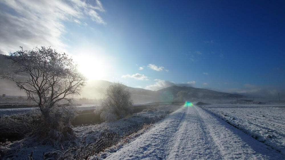 被雪覆盖的道路_美丽雪景14寸笔记本电脑壁纸1366x768，桌面壁纸www.xshuma.com