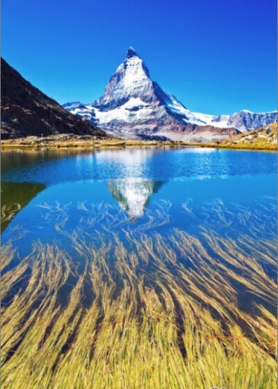 一生需要见一面，这样的景色，雪山草地蓝湖水，天空悠远辽阔。一眼是童话，一眼是天涯，就像梦一样，在心底安了家。——瑞士·马特洪峰