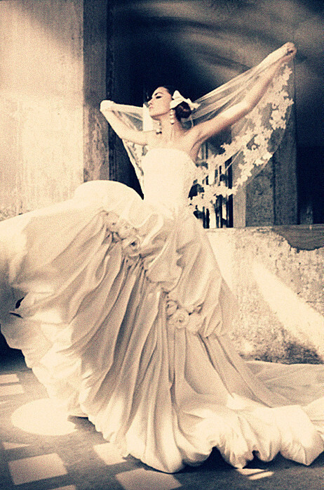 #潮流服饰小闺蜜#挥舞的新娘