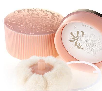 复古奢华外形：光看它复古奢华的外形就令人感动。那如羽毛般的胖粉扑是仿1930年代的粉扑造型，就像可爱的南瓜，让你扑蜜粉时都会觉得自己像那个年代的名媛淑女！