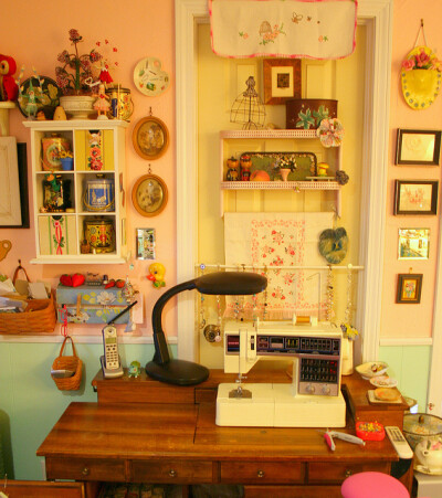 相當可愛的工作室，粉紅色+粉藍色的牆面+粉黃色的門，許多古董瓶罐、原木桌、相框、玩具，看似混亂卻有尋寶的樂趣在