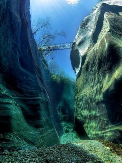 瑞士Verzasca River，当从15米的水下仰望天空时，你会惊讶于世界的美丽。摄影：Claudio Gazzaroli