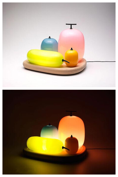 这款设计名为“Fruits Table Lamp”，名字很通俗，设计却很亮眼。底部托盘采用实木，而这一个个色彩亮丽的水果是玻璃材质，质感十足，可别把这款灯真当水果吃了呀，后果会很严重的。