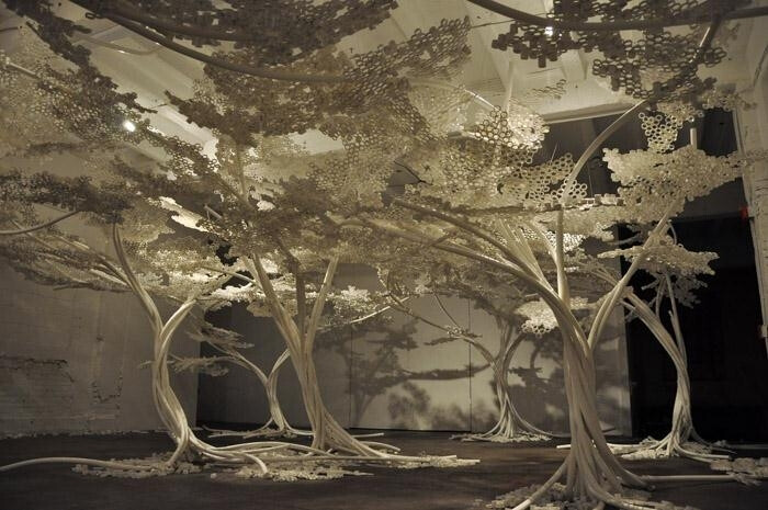 虚设森林,唤起人们环保意识的造型艺术七 3, 2012 2011年Tom Price在华盛顿的个展即将展出他的各个新作品以及一些有意思的创意，其中一个展厅便是这由PP管做成的樱树。和他以往由PP管做成的椅子等作品不同，这是一套迷人的大型作品，为游客营造一个展览的热情氛围，只使用了PP管和尼龙扎带。这些树代表着华盛顿的樱树。同时让人们反思我们与塑料制品的关系与态度。这些塑料制品与自然美丽的樱形成鲜明对比。