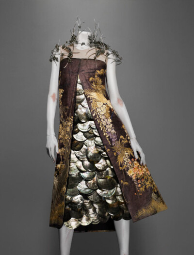 Alexander McQueenAlexander McQueen“Savage Beauty”纪念展