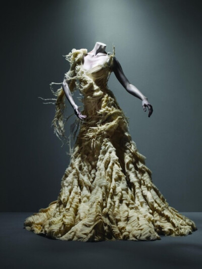 Alexander McQueenAlexander McQueen“Savage Beauty”纪念展