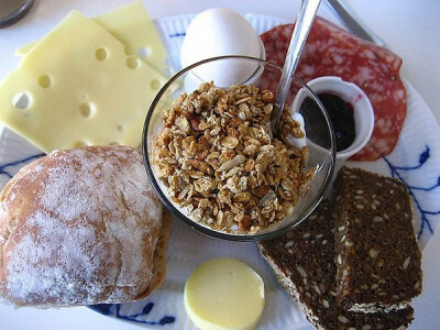 丹麦早餐，最棒的早餐展示。在丹麦人的早餐盘里经常会出现黑面包，奶酪，意大利蒜味腊肠，火腿，馅饼，蜂蜜和果酱，有时候还会有一平盘巧克力