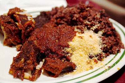 加纳早餐，Waakye是这个南非国家最流行的早餐了。以米饭为主料，加入豆类，几乎在加纳的所有街道都可以吃得到这道美味