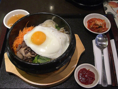韩国早餐，和韩国午餐和晚餐很相似。一盘泡菜，一碗米饭还有一碗蔬菜清汤。老式的吐司切片也是一个普遍的选择，但是配图的话就不那么好看了