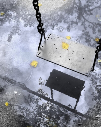 总有一天，你的棱角会被世界磨平，你会拔掉身上的刺，你会学着对讨厌的人微笑，你会变成一个不动声色的人。总是觉得，还没有准备好就已经长大了。大人的世界蛮累的很难懂，有那么多字典里无法解释的字眼，还有那么多…