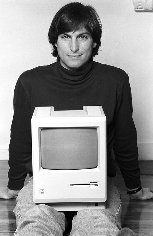 乔布斯席地而坐，腿上放着Macintosh。1984年，苹果在帕洛阿尔托的研究团队成功地开发了第一款使用图形用户界面的商务电脑Macintosh。在推出之后，Macintosh直接横扫了当时的需要输入命令提示符的老式计算机，使计算机从科学实验室走进了寻常百姓家。可以毫不夸张地说，Macintosh揭开了计算机发展史上的新篇章。此后Mac便成为了苹果的个人电脑名称。 2012年09月09日07:13腾讯科技刘学通