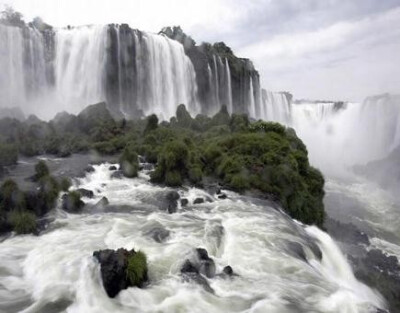 【阿根廷-巴西——伊瓜苏大瀑布（Iguazu Falls）】 伊瓜苏大瀑布以半圆形状绵延2,700米，由275个小瀑布组成，无疑是个令新人心跳加速的地方。