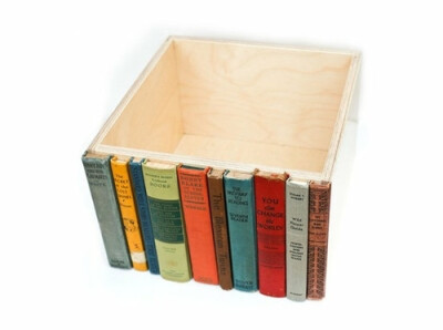 用旧书书脊装饰的收纳盒