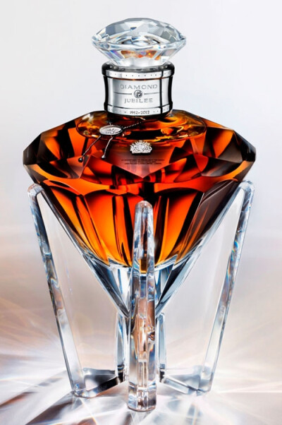歡慶英國女王伊莉莎白二世登基60年鑽禧 JOHN WALKER & SONS推出DIAMOND JUBILEE 限量典藏版威士忌