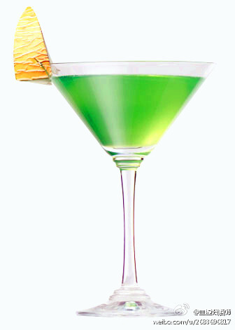 【Melon Martini蜜瓜马提尼】材料：1/2 shot(s) 绝对伏特加3/4 shot(s) 波士蜜瓜甜酒1dash(es) 鲜榨柠檬汁1 dash(es) 2:1) 浓糖水(2份糖:1份水)~制作：加冰块摇合后，滤入冰过的酒