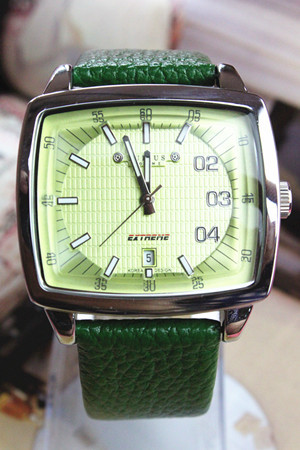 聚利时绿色大表盘带日历数字刻度 时尚运动腕表
