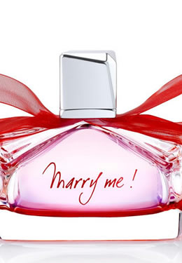 Lanvin Marry Me！淡香水 因为香水名字的美好寓意，Lanvin这款香水一上市就迷倒了所有女人，也变成男人们的求婚之选。2012年春天，这款香水推出了全新版本淡香水，包装也披上了艺术外衣，俏皮可爱。如果你说不出口那句承诺，不妨请这款香水来帮忙吧！