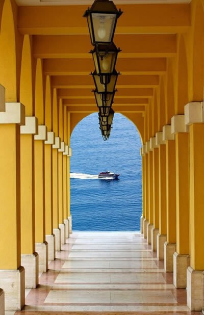 【控首饰】意大利，利古里亚，通向大海的长廊。