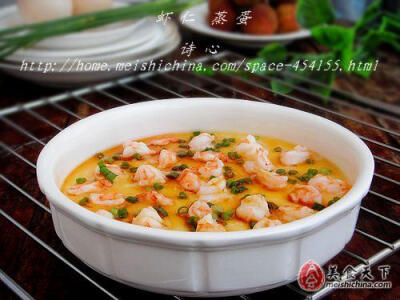 主料：鸡蛋1个、活虾适量 配料：香葱1根、生姜2片 调料：食盐1/2茶勺、料酒1/2汤勺、味极鲜（生抽）适量 步骤：1：准备好鸡蛋、活虾、香葱、生姜。2：虾洗净，去头去壳去虾线后切成小丁，加入葱白段和姜片，调入1/2…