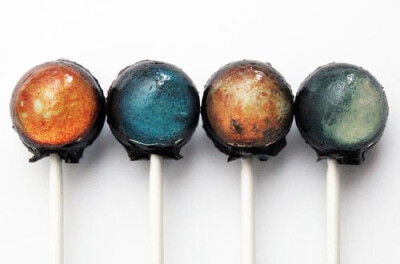 由vintage & confectiions 推出的太阳系棒棒糖，以我们熟悉的太阳系星球作为主题设计，共 有八种造型，每个造型代表一个星球。为了营造出宇宙的感觉，圆球体的糖果外层特别做成黑色， 并加上可食用的亮粉，营造出点…