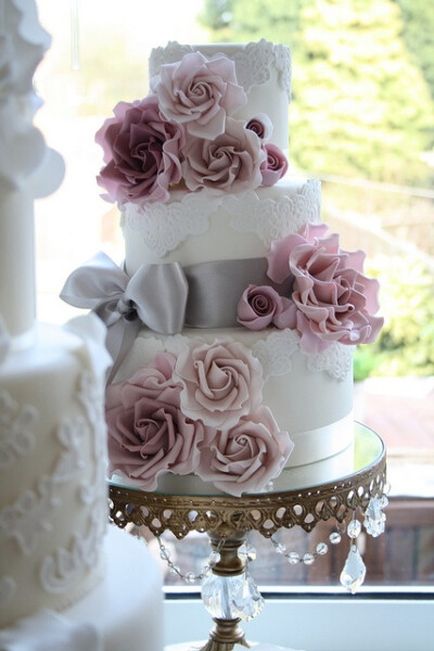漂亮的蕾丝婚纱蛋糕