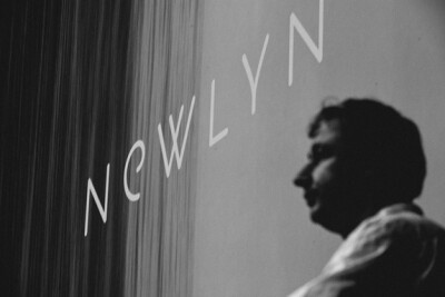 MILES NEWLYN在2012崭新大会（Brand New Conference）上谈到了艺术与设计的关系（设计大师原研哉也曾谈到两者的关系），他认为设计应该和艺术一刀两断；另外Miles还谈到设计师不应该只活在当下，而要注重习惯、注重…