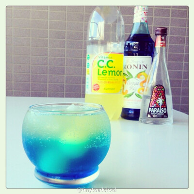 夏天的cocktail。没起名，#recipe#CC lemon：荔枝liqueur : curaçao syrup =3:1:1。关于syrup我爱用一个叫monin的品牌，中国也有售，口味很多，推荐大家。