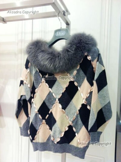 Dior 11年秋冬款 狐狸毛领装饰菱格纹毛衣