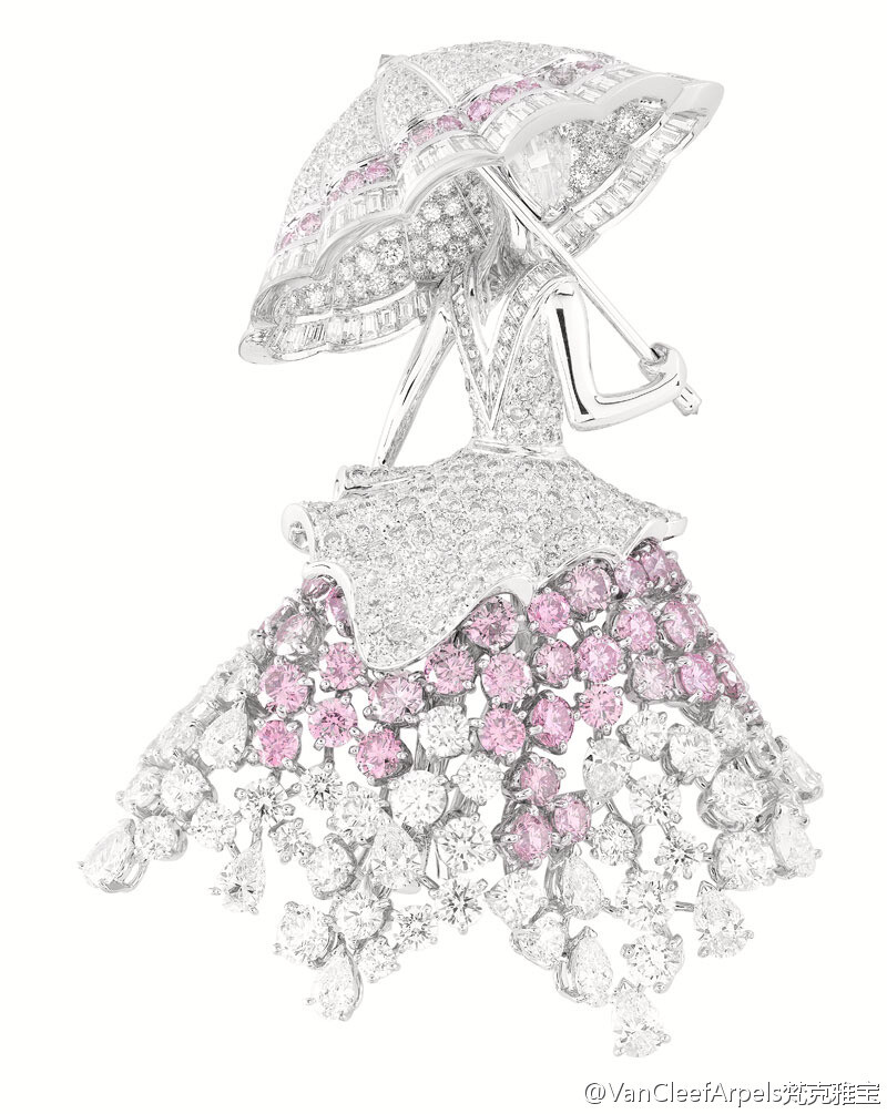 这枚Motif French Dancer胸针灵感源自1971年举办的Proust普鲁斯特舞会，其完美诠释了法国“美好年代”的贵妇形象。梵克雅宝的珠宝工匠花费数时打造出这件美妙的作品，舞裙以圆形和梨形切割的白色、灰色及粉红色钻石镶嵌而成，并表现出如真实裙摆般的柔美褶纹，栩栩如生的灵动之美跃然眼前。