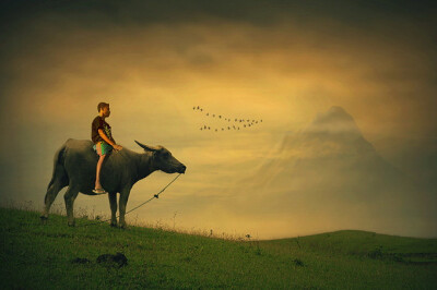 即使没有丰富的物质，我们仍可以拥有幸福的童年。作者：Teuku Jody Zulkarnae Teuku Jody Zulkarnaen，摄影师，来自印度尼西亚北苏门答腊。这是他的一组简洁朴素和美丽如画的风景摄影作品。