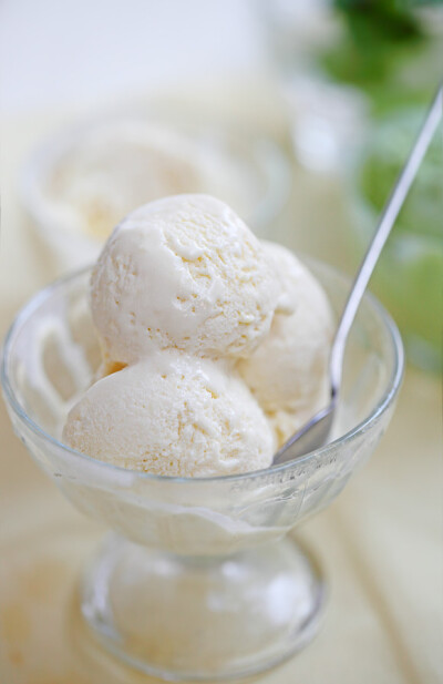 【榴莲冰淇淋】做法：1、准备榴莲肉，牛奶、糖、蛋黄、奶油。2、将牛奶倒入干净的锅中将牛奶和蛋黄、糖充分搅拌均匀。３、将混合好的牛奶蛋黄小火煮至成蛋奶糊，期间要不断用勺子搅拌，防粘锅底.奶糊煮至能在勺子挂…