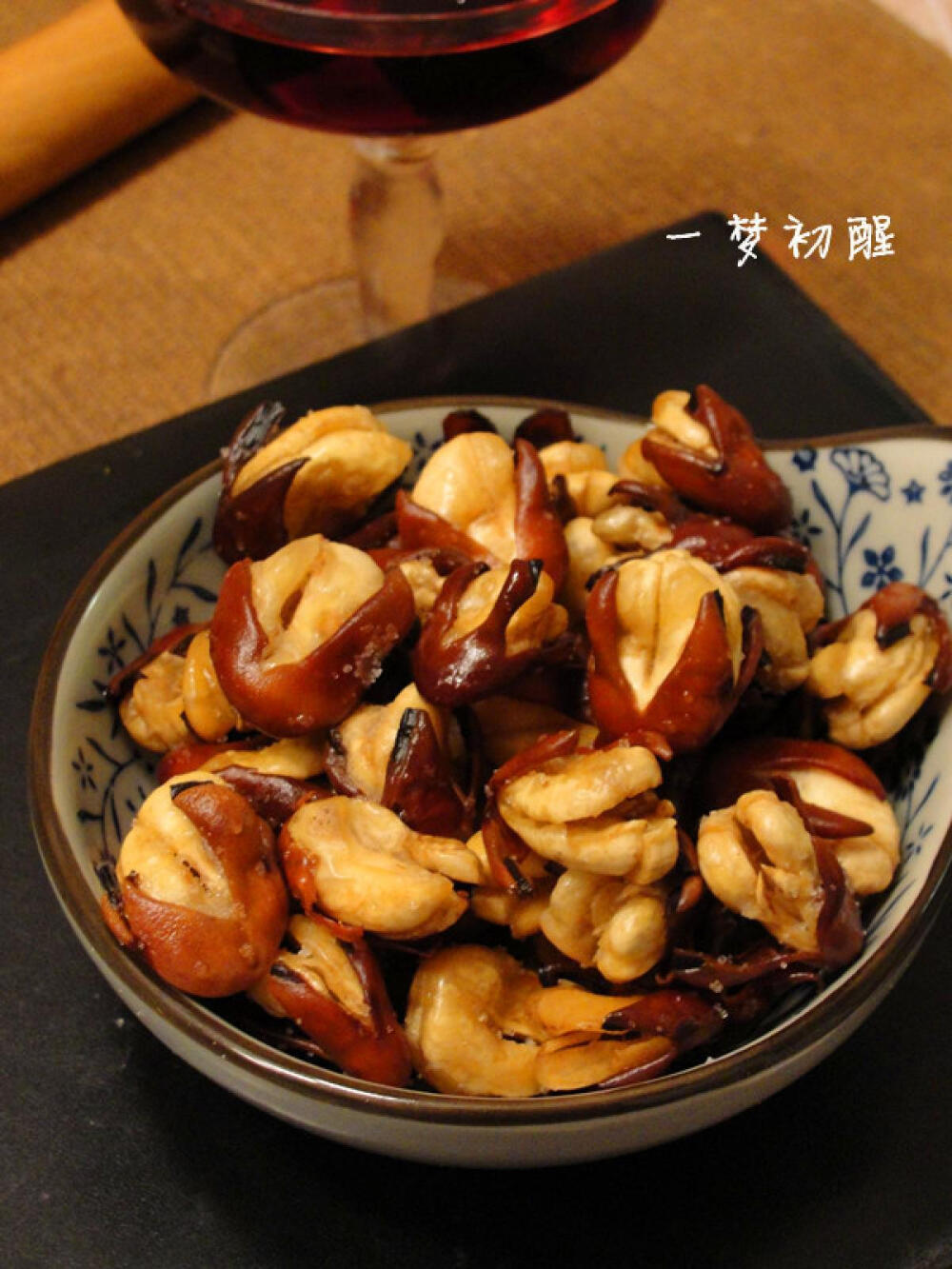 【兰花豆】原料：老胡豆、菜油适量（用于炸胡豆）、明矾一小块。做法：1、干胡豆用清水浸泡12个小时以上，充分泡发，中途可以换水两次2、大头的一端用剪刀剪开成十字状，就是横剪一刀，再竖剪一刀3、明矾一小颗用水化开，倒入剪好口的胡豆泡几分钟（这步对炸好的胡豆是否酥松很重要），再沥干水分4、锅中倒油，烧至7成热，倒入沥干水分的胡豆，中小火炸至蓬松稍上色，沥出，等冷却，再复炸一次至金黄5、乘热加入食盐拌匀，喜欢其他口味的可以加些其他调料，