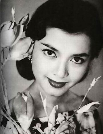  陈思思(1938-2007)，原名陈丽梅，香港电影演员。1938年出生于上海，祖籍浙江宁波，后与家人迁往香港。1954年加入长城影业公司，1955年拍摄电影处女作《凤鸣》，成名作是1957年拍摄的《红灯笼》。后来相继主演《魔影…