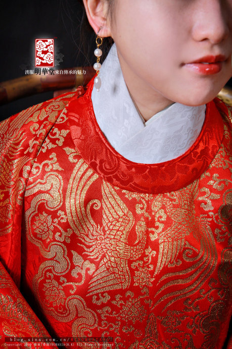 大红路缠枝莲暗地路翔凤云肩通袖织金膝襕 &lt;wbr&gt;圆领袍