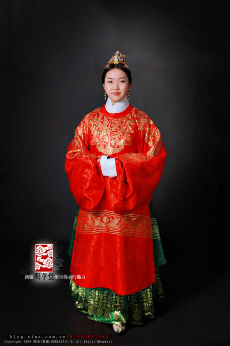 大红路缠枝莲暗地路翔凤云肩通袖织金膝襕 &lt;wbr&gt;圆领袍