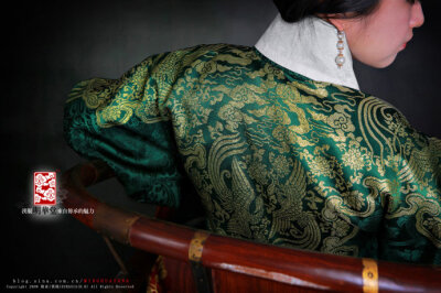 墨绿路缠枝莲暗地路翔凤云肩通袖织金膝襕 &lt;wbr&gt;交领长袄