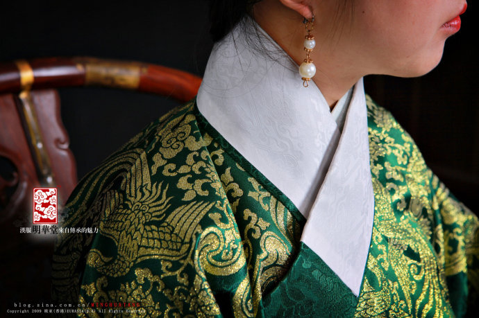 墨绿路缠枝莲暗地路翔凤云肩通袖织金膝襕 &lt;wbr&gt;交领长袄