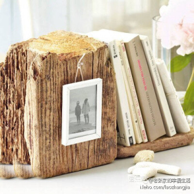 木作小书架。书桌上的凌乱的书籍，找到了最好的收纳场所，故意做旧的木作小书架，散发出浓郁的自然气息，不仅将书本整齐的架起，也给桌面增添靓丽风景。